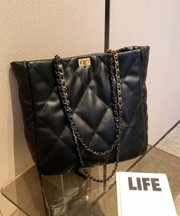 Askrykins Plaid Design Quilted Shoulder Bag in Black