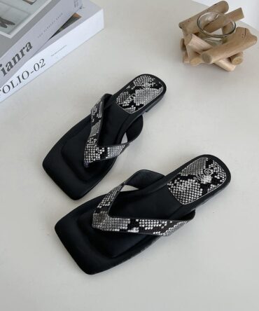 Ashrykins snake mix Print flat sandals in black