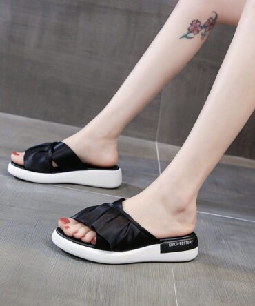 Ashrykins Crossed Ruffle Strap Slippers in black